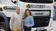 Laura et Jean Paul Sarremejean devant un de leur camion de transport