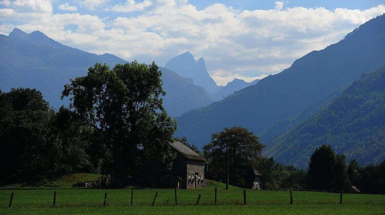 Vu du Pic du Midi d'Ossau depuis la vallée d'Ossau.