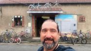 Joël Dannenberger en photo selfie avec en arrière plan sa sa boutique