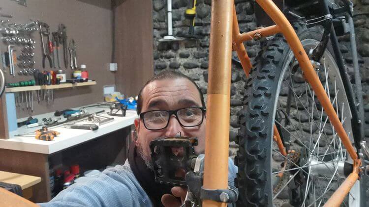 Joël Dannenberger en photo selfie avec la pédale d'un vélo sur sa bouche