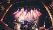 Artistes se produisant sur une scène de concert