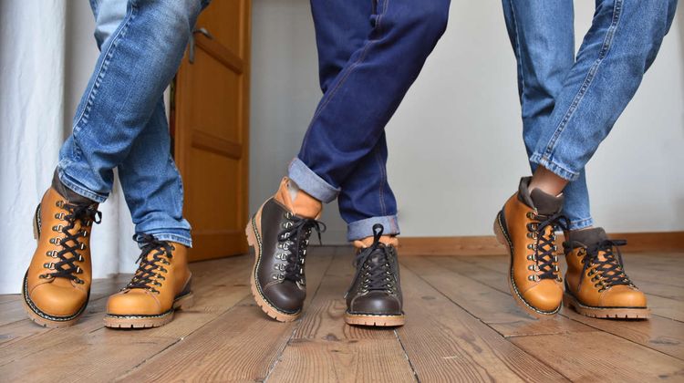 Trois modèles de chaussures conçus par l'atelier artisanal Le Soulor, à Nay.