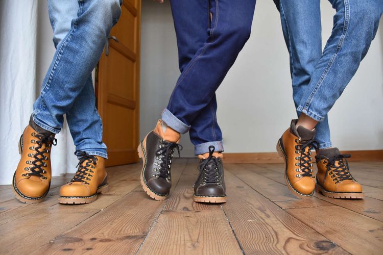 Trois modèles de chaussures conçus par l'atelier artisanal Le Soulor, à Nay.