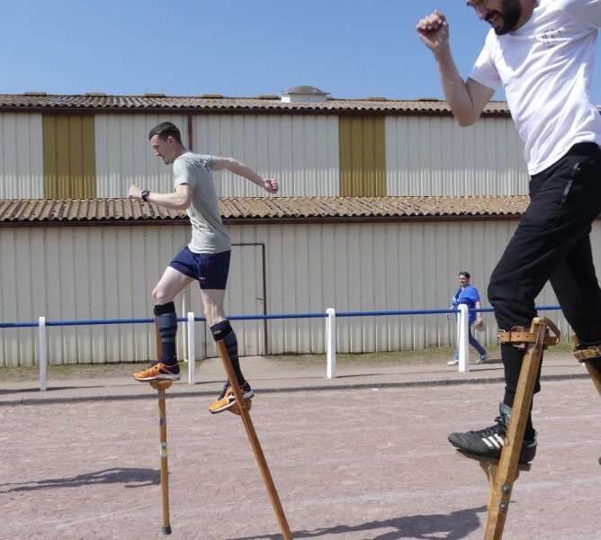 Julien Ardrover, passionné d'échasses landaises, en train de courrir à 1m10 du sol.