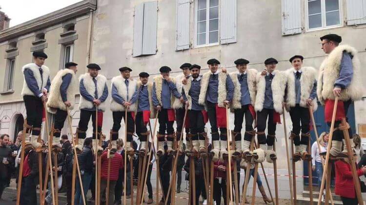 Le Groupe Lous des Bazats en tenue traditionnelles landaises lors d'une manifestation.