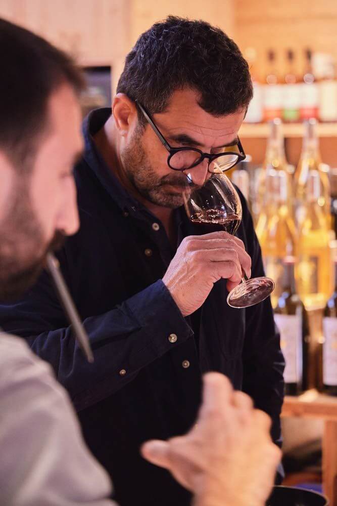 Un client de Julien Combes maître caviste du pays basque, dégustant un vin