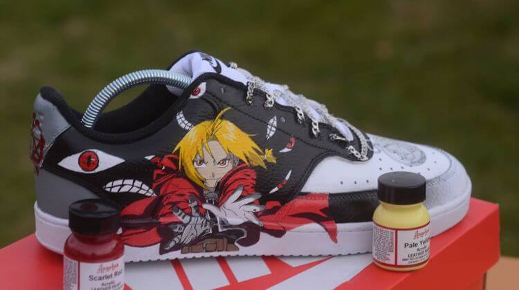Une paire de chaussure dans un style manga, customisée par Tristan Elvira.