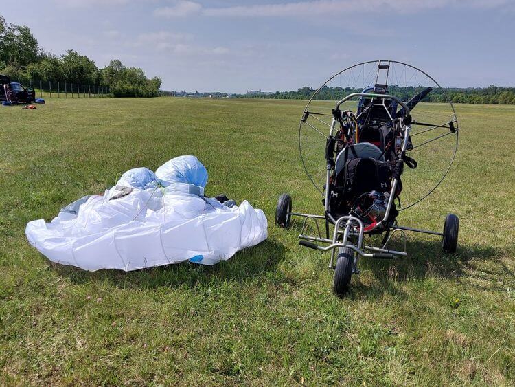 Photo d'un ULM et de son parachute en présentation