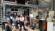 Des personnes assistent à un atelier numérique soutenu par le syndicat mixte de La Fibre64.