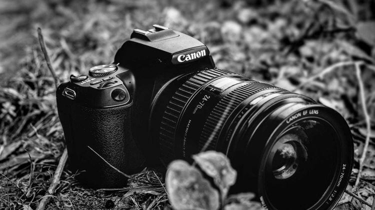 Un appareil photo Canon.