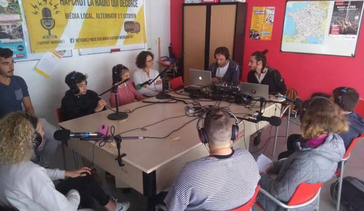 Des membres d'Hapchot Radio animent un atelier de sensibilisation aux médias dans une école.