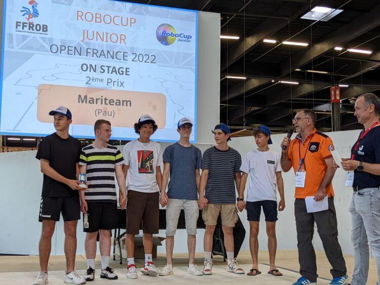 Toute l'équipe du projet MariTeam sur scène lors de la Robocup Junior de France.