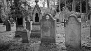 Photo en noir et blanc de plusieurs tombe dans un cimetière