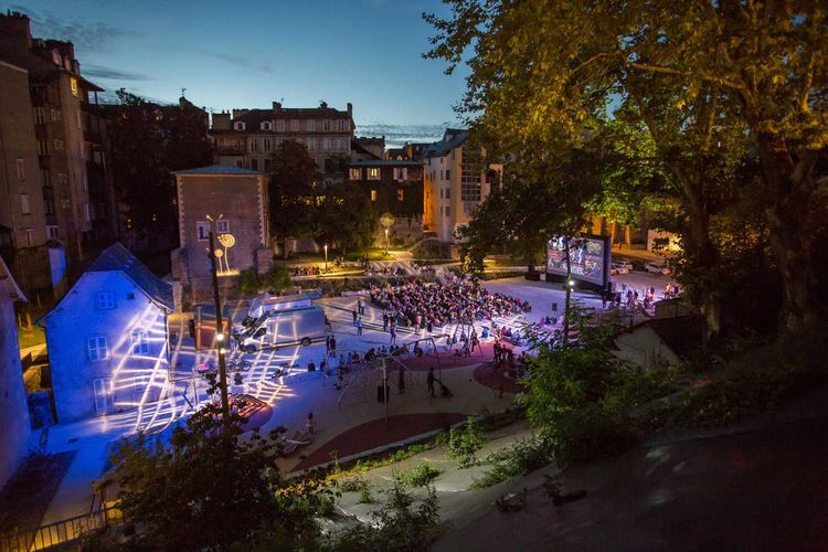 Des personnes regroupées sur la place François Recaborde à l'occasion d'une projection en plein air de festival Un Eté au ciné, en 2017. Crédit photo : Antonin-Delvaux