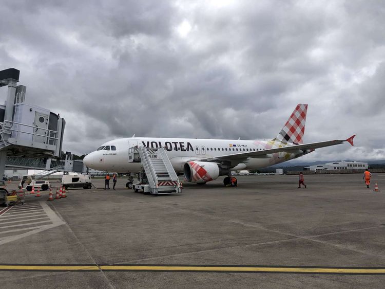 Airbus A319 Volotea qui vient d'atterrir à l'aéroport de Tarbes.