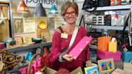 Photo de Caroline Pottias dans son magasin.