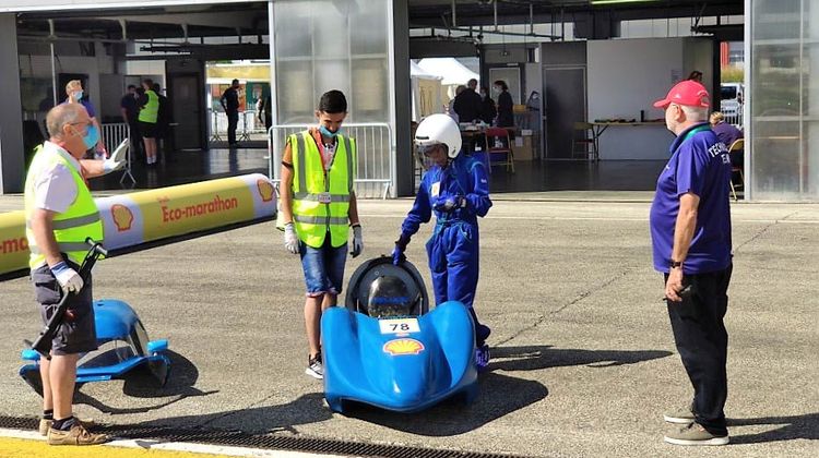 2 étudiants devant leur prototype de véhicule sur le départ de la compétition internationale Shell Eco-marathon.