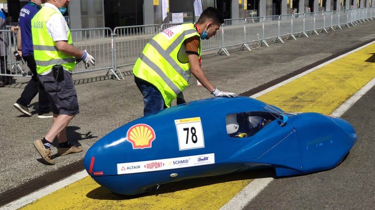 1 étudiant poussant son prototype de véhicule vers le départ de la compétition internationale Shell Eco-marathon.