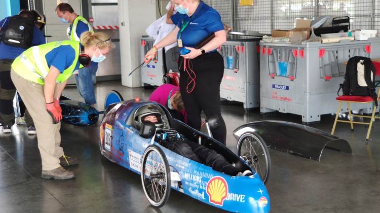 Derniers réglages d'un véhicule en atelier pour la compétition internationale Shell Eco-marathon.