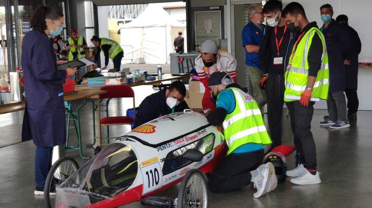 Préparation dans l'ateler d'un véhicule pour la compétition internationale Shell Eco-marathon.