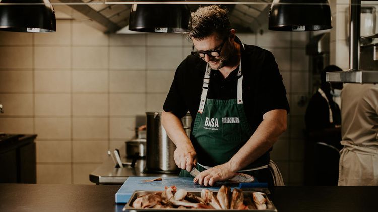 Fabian Feldmann cuisine dans son établissement de Basa à Bayonne au Pays basque.