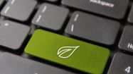 Un clavier sur lequel une touche a été remplacée par une feuille verte.