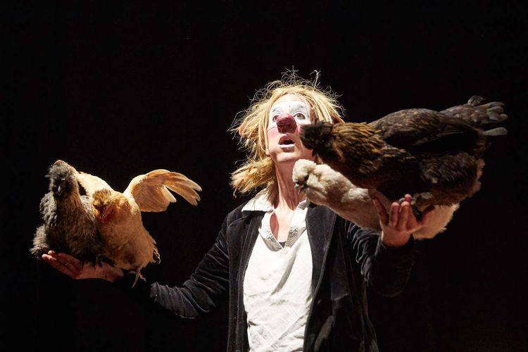 Le personnage de Fourmi, incarné par Johanna Gallard, en pleine représentation avec ses poules. Crédit photo : Christophe Raynaud de Lage