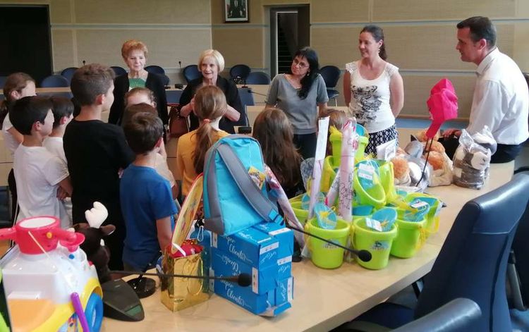Corinne Teixeira avec des enfants. Elle organise une distribution de cadeaux.