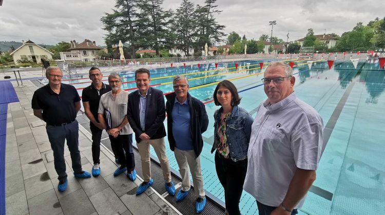 Des officiels de la ligue d'Aquitaine, du comité départemental des Pyrénées-Atlantiques, des Dauphins de la Section Paloise et de la ville de Pau posent devant le bassin du Stade Nautique.