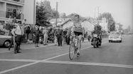 Raymond Mastrotto gagnant de l'étape passant la ligne d'arrivée à Pau