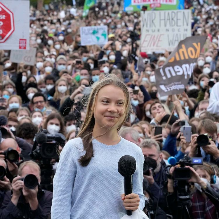 Greta Thundberg est devant une foule de manifestants et de journalistes
