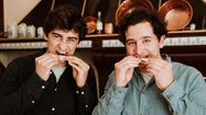 Baptiste et Eugène Fabre, les créateurs des abattoirs Les Frères Poulet à Ychoux dans les Landes, en train de manger du poulet.