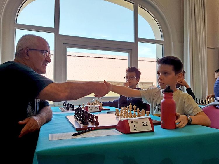 Marc Llari serre la main à Bernard Dubertrand, président du club montois d'échecs.