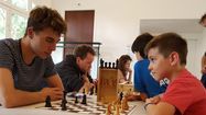 Marc Llari affronte Lucas Mariette lors d'une partie d'échecs.