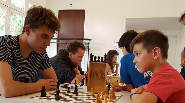Marc Llari affronte Lucas Mariette lors d'une partie d'échecs.