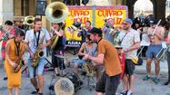 Musicien de Cuivro Foliz jouant dans la rue.