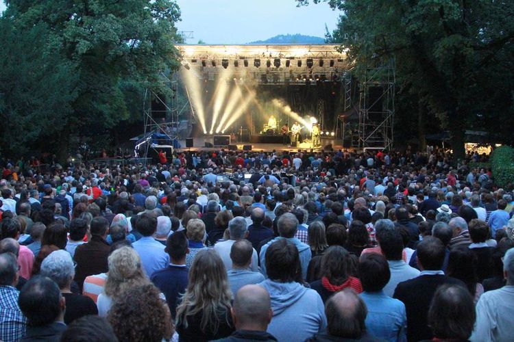 Une photo prise depuis le public montre la scène et le Théâtre de Verdure plein lors de l'Été à Pau 2018.