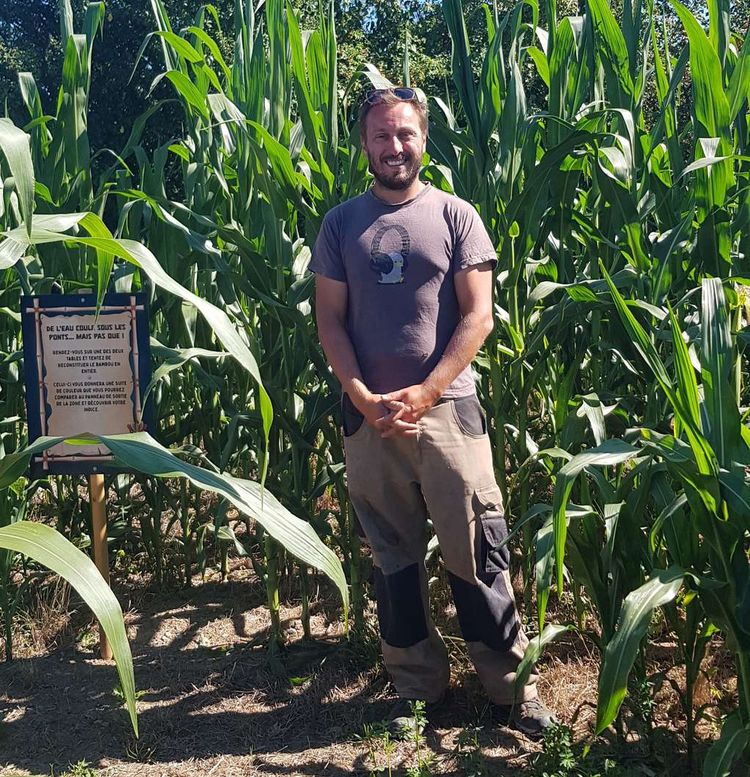 Kevin Convard pose dans un champs de maïs Corn Lanta.