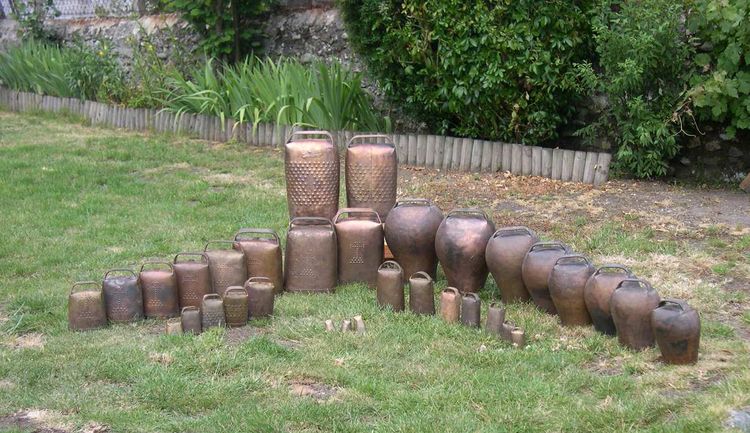 Quelques modèles de sonnailles fabriqués par les Sonnailles Daban, une entreprise familiale installée à Nay.