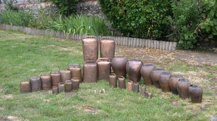 Quelques modèles de sonnailles fabriqués par les Sonnailles Daban, une entreprise familiale installée à Nay.