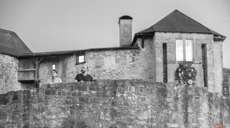 Deux personnes se tiennent sur les remparts du château fort de Mauléon au Pays Basque.