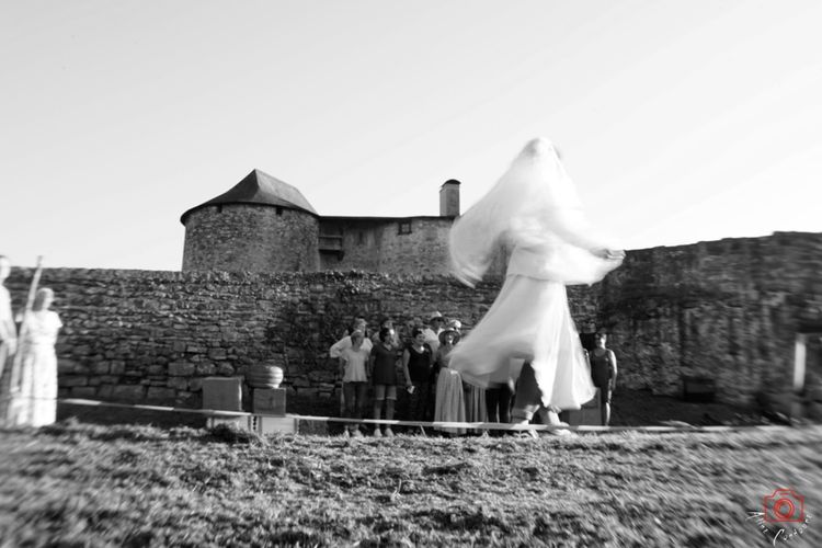 Des danseurs répètent au pied du château fort de Mauléon au Pays Basque.