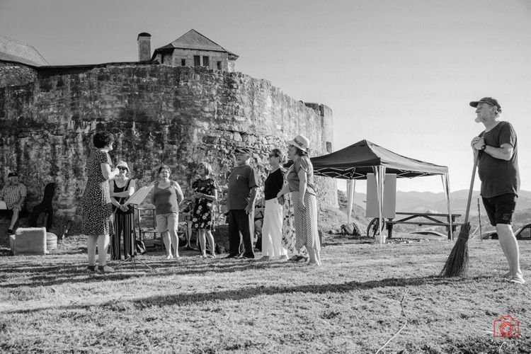 Des chanteurs répètent au pied du château fort de Mauléon au Pays Basque.