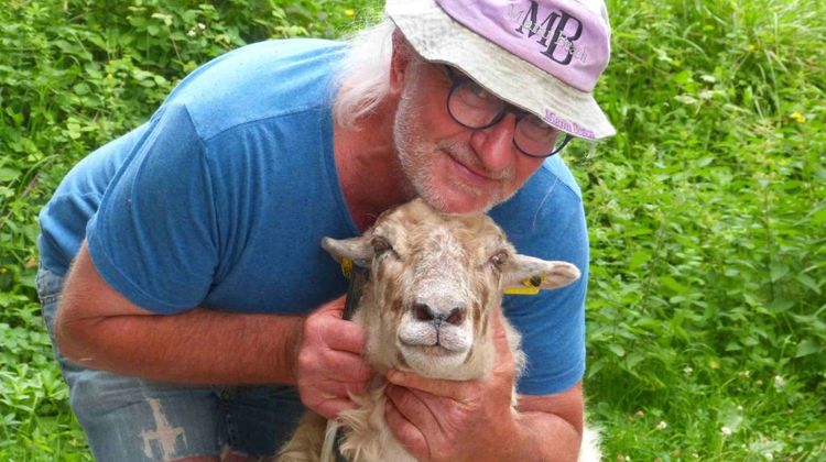 Alain Deguine tenant un mouton