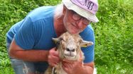 Alain Deguine tenant un mouton