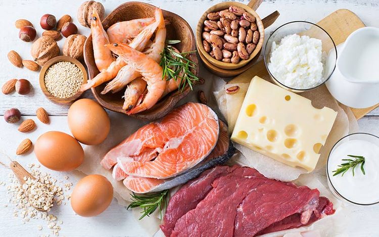 Table pleine de diverses protéines : poisson, viande rouge, fromage, oeufs ...