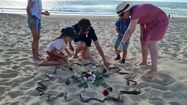 Une famille réalise un mandala naturel à Seignosse dans les Landes dans le cadre des Expériences Nature.