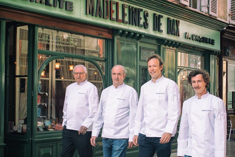 La famille Cazelle, du plus âgé à gauche au plus jeune à droite, devant leur boutique de Dax dans les Landes.