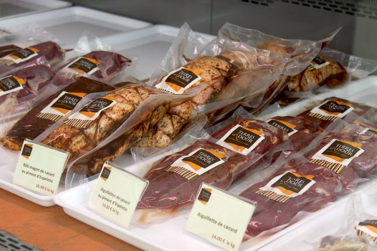 Des morceaux de viandes Terres d'Adour présentés en vente.