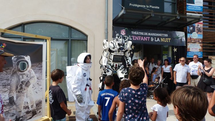 Photo d'enfants avec un astronaute et un robot au festival